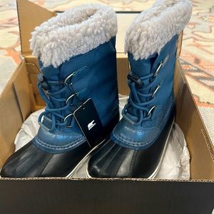 New with box Sorel snow boots youth size 2!